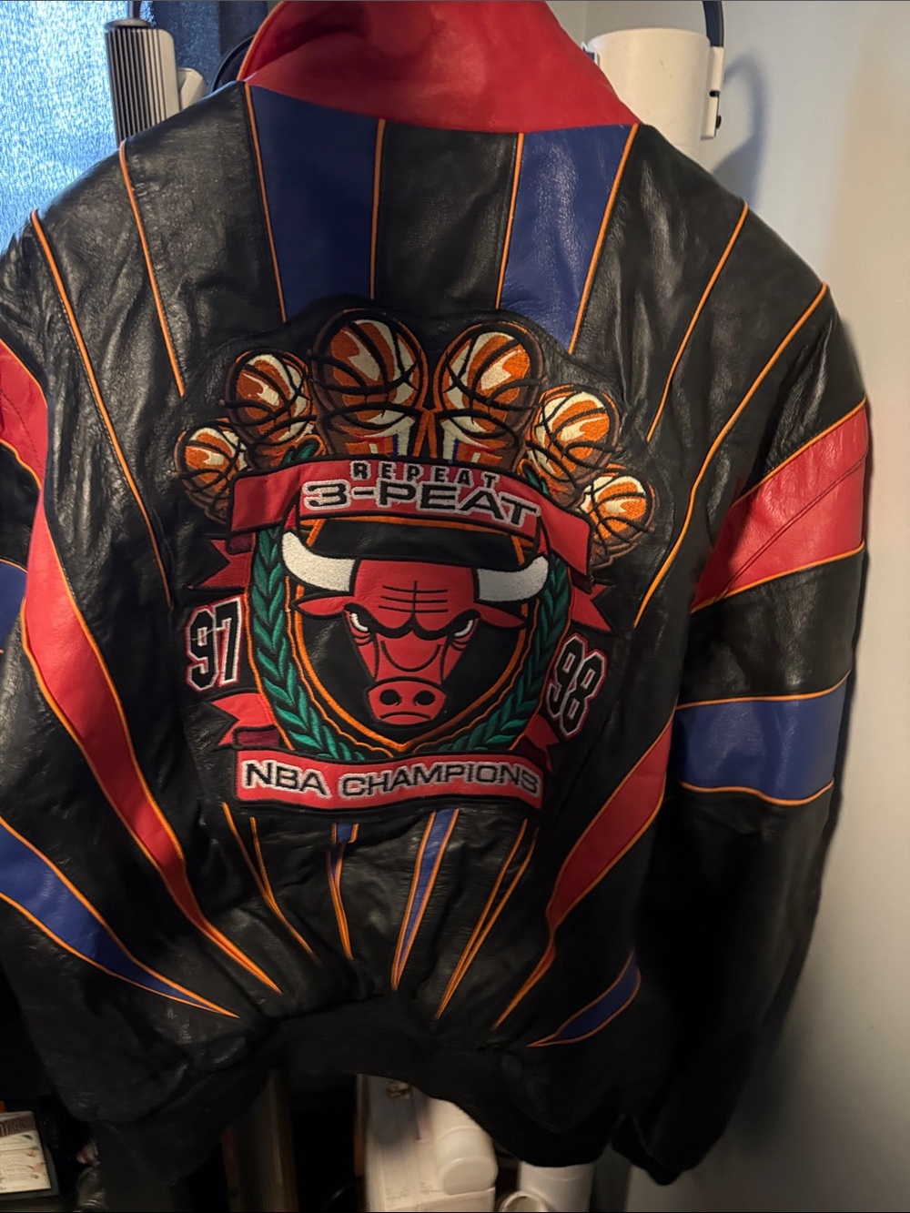 Authentic Jeff Hamilton Chicago Bulls “Repeat 3-Peat Leather Bomber Jacket - Picture 6 of 7